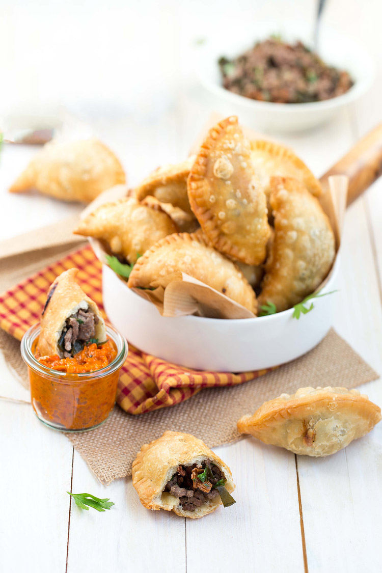 Empanadas au boeuf, girolles et algues kombu, sauce romesco
