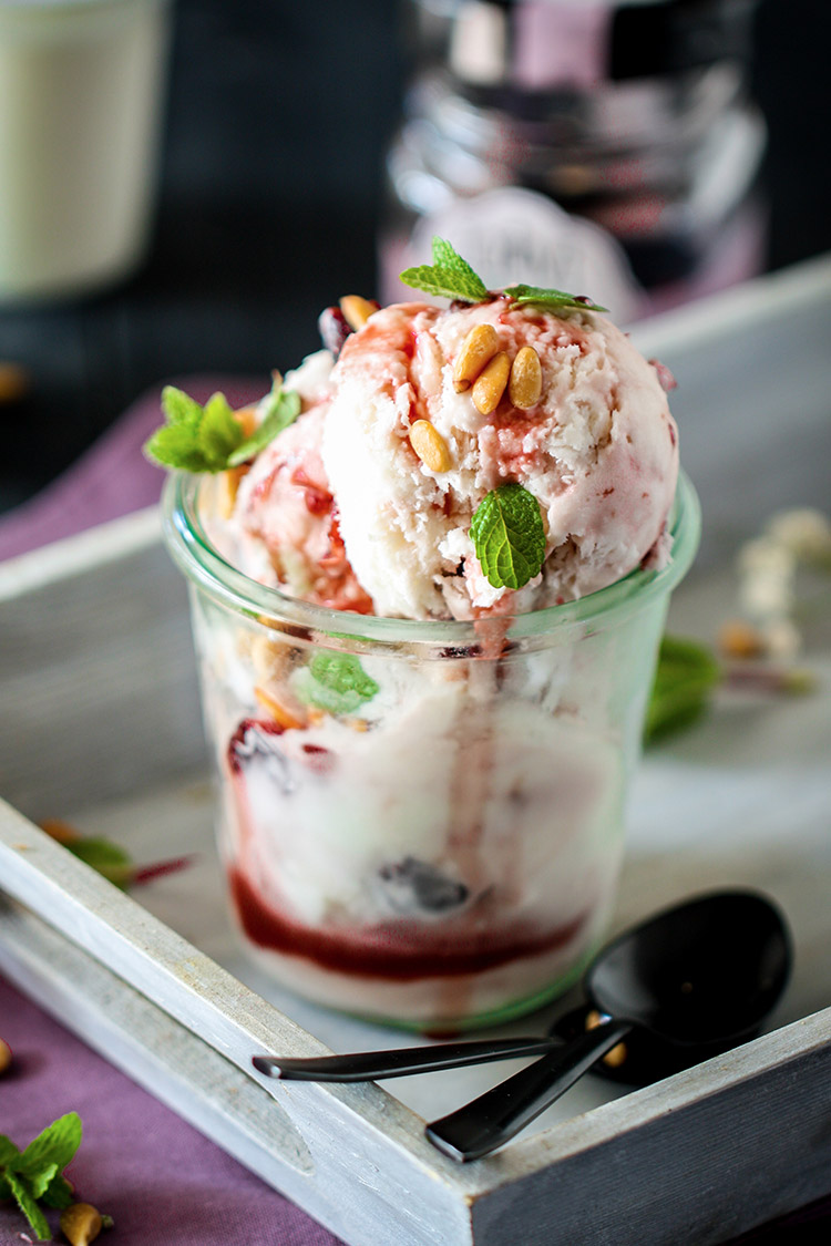 Glace au yaourt et griottes au sirop