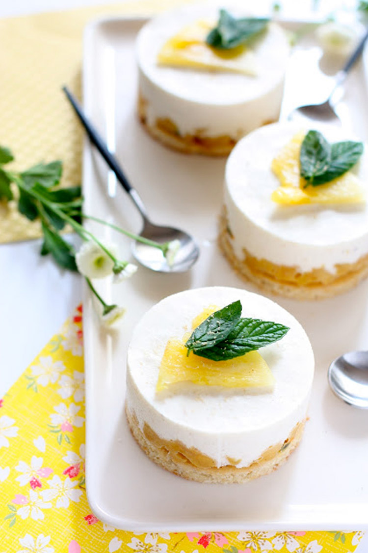 Entremets ananas, passion et mousse de fève tonka 