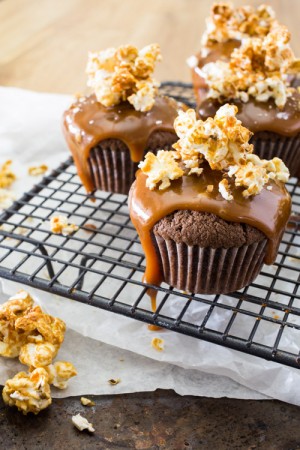 Cupcakes au chocolat, coulis de caramel au poivre sauvage Voatsiperifery