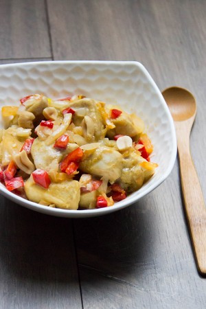 Poulet au curry vert, lait de coco, poivrons et cacahuètes