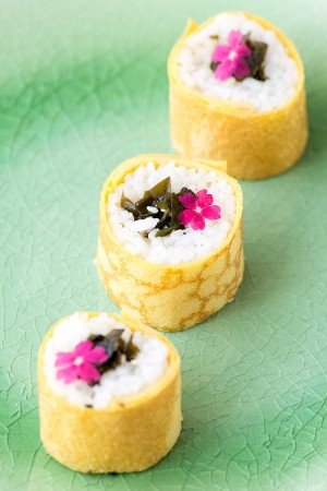 Maki à la feuille d'oeuf et tartare d'algues wakame