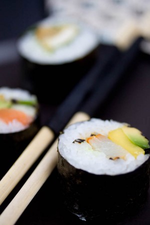Trois variantes de sushi maki : saumon, haddock, poulet