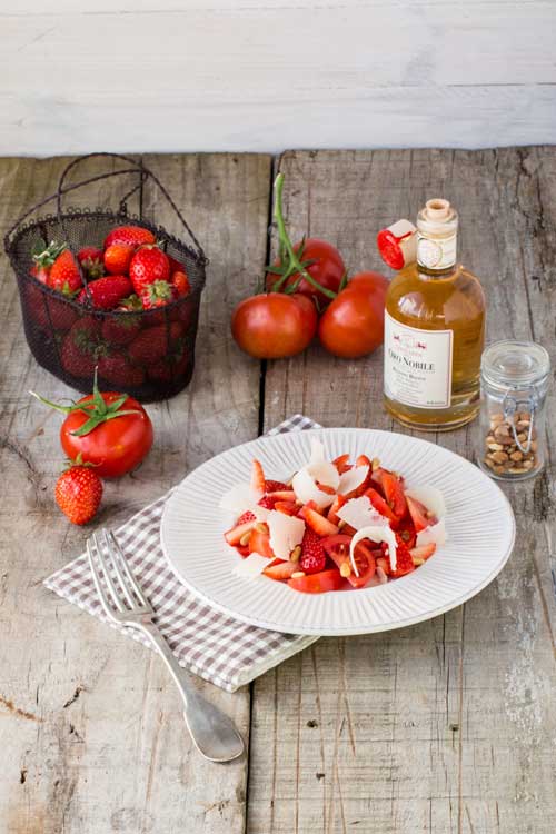 Salade de tomates aux fraises, parmesan, pignons de pins et balsamique blanc