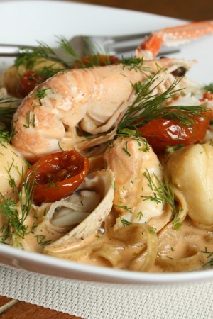 Tagliatelles d’épeautre aux langoustines, saint-Jacques et crème de Corail