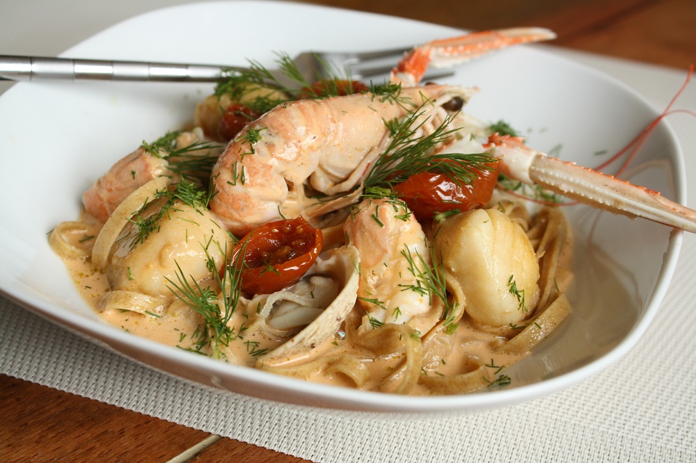 Tagliatelles d’épeautre aux langoustines, saint-Jacques et crème de Corail