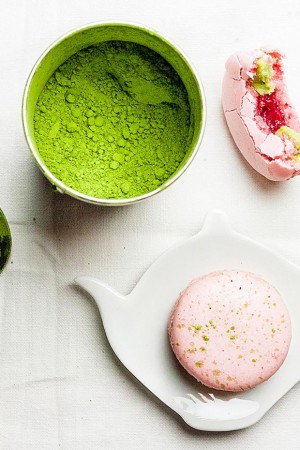 Macarons au thé matcha et framboises