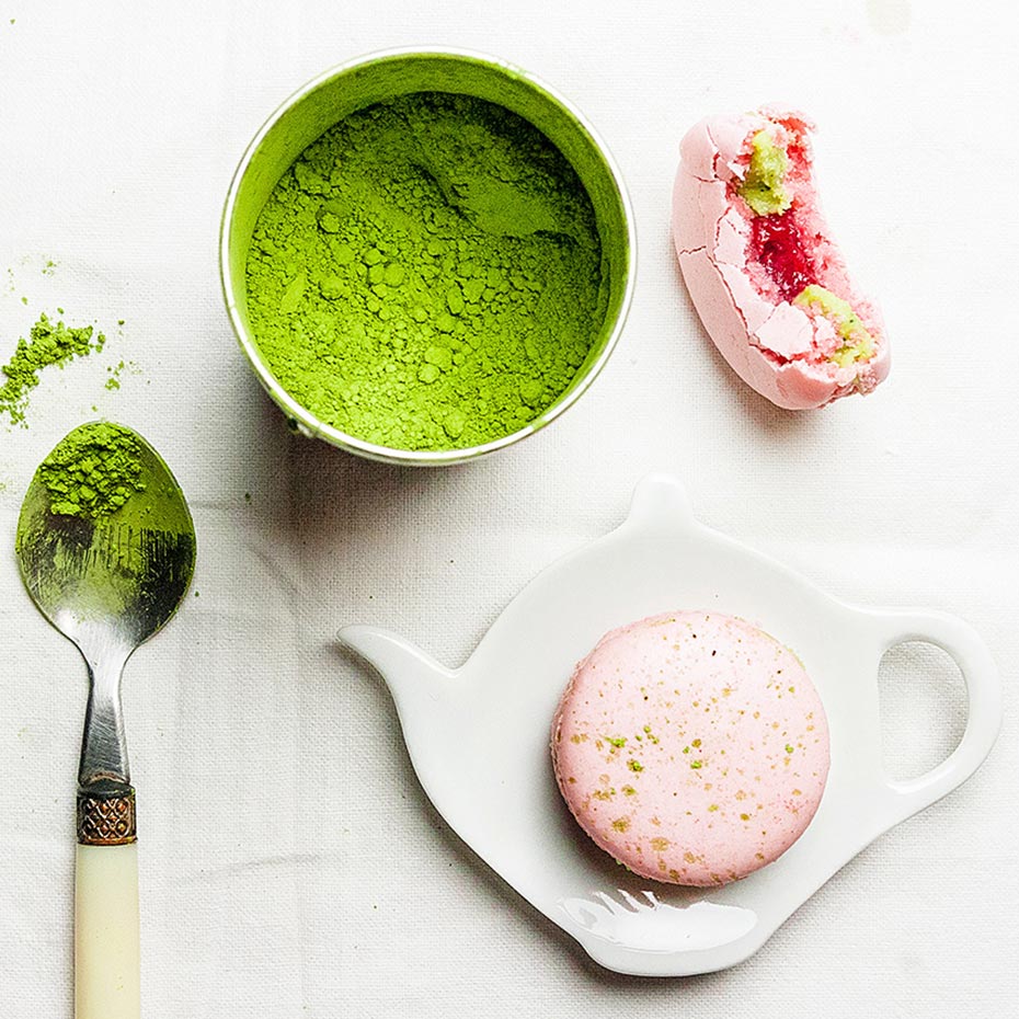 Macarons au thé matcha et framboises