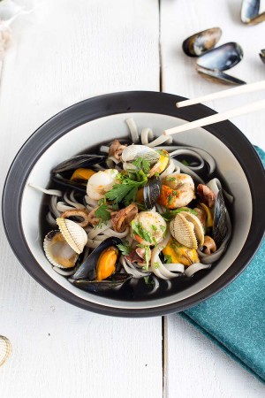 Bouillon de fettucine à l'encre de seiche et fruits de mer