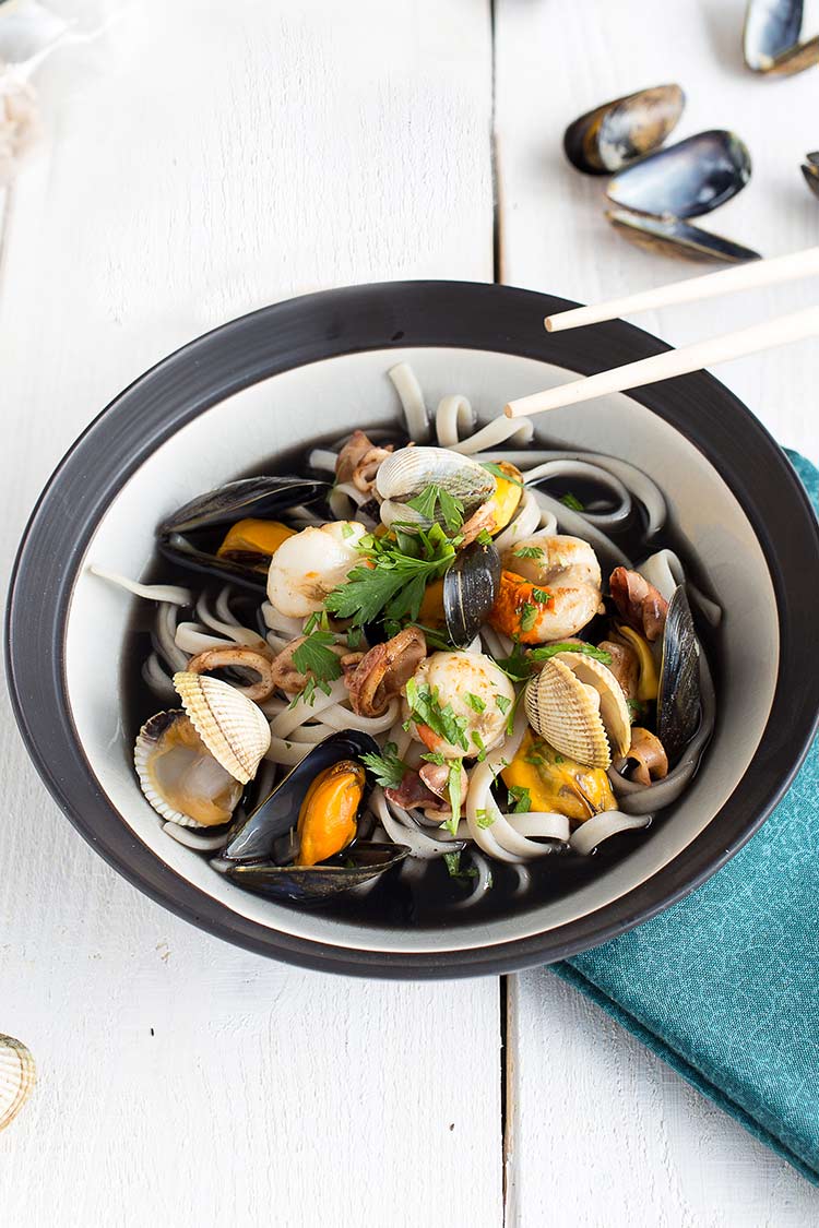 Bouillon de fettucine à l'encre de seiche et fruits de mer - Edélices