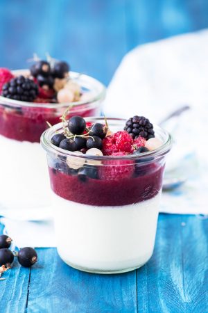 Panna cotta à la citronnelle et fruits rouges