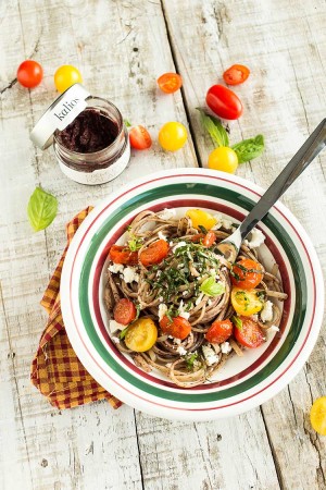 Linguine à la crème d'olives Kalamata, tomate, féta et basilic