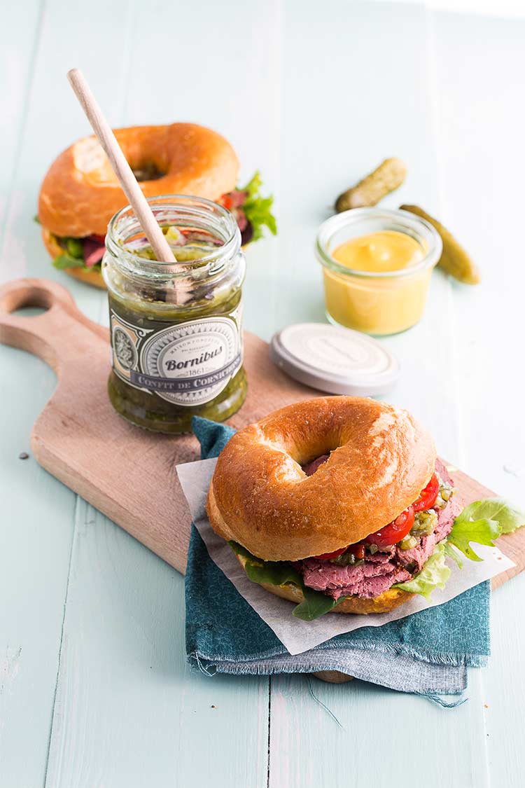 Bagel pastrami au confit de cornichons