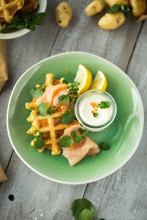 Gaufres de pommes de terre saumon fumé & pousses de cresson