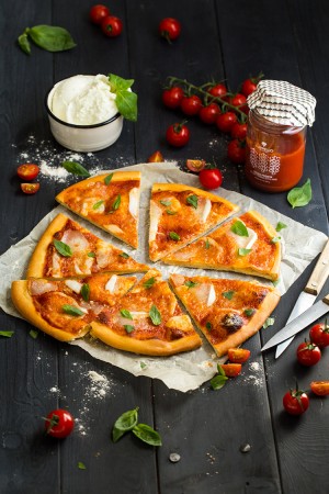 Pizza Margherita maison à la sauce tomate