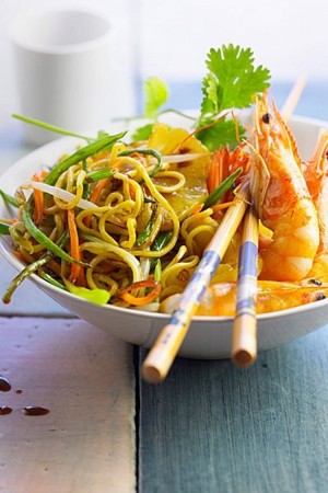 Wok de crevettes, nouilles et légumes croquants