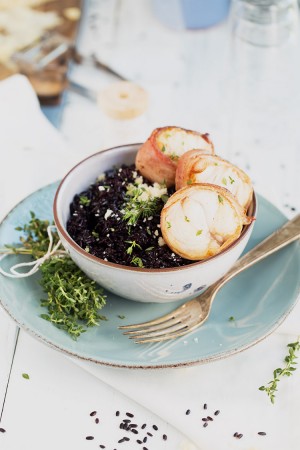 Riz noir façon risotto, médaillons de lotte au lard