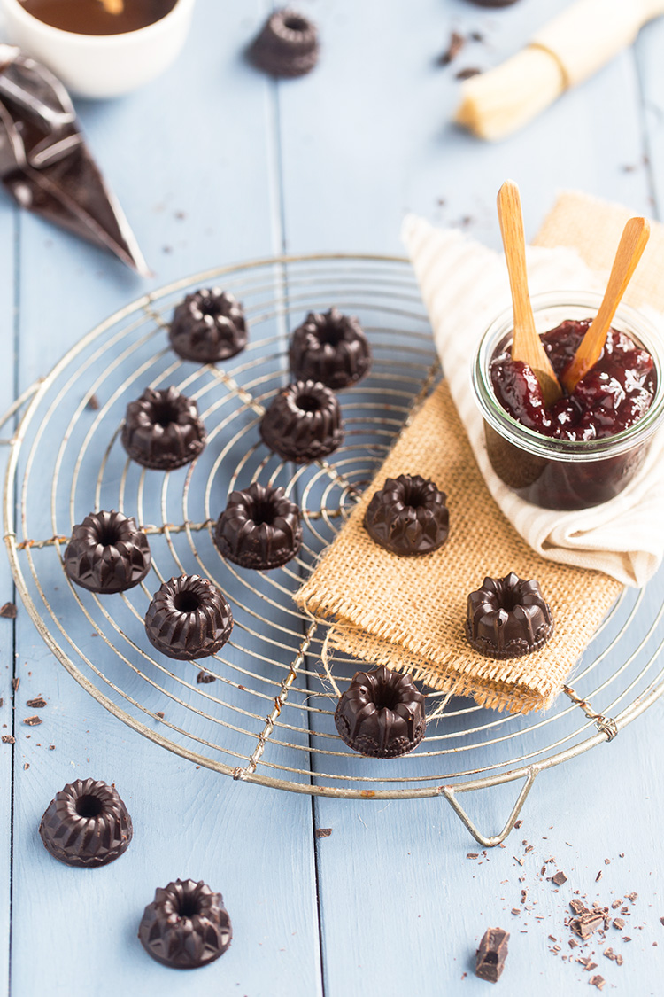 Petits chocolats fourrés à la confiture de myrtilles des bois et framboises