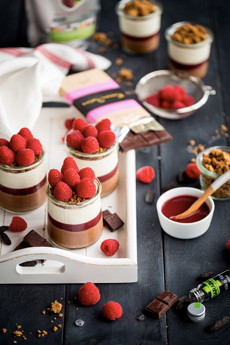 Verrine au chocolat, framboises et fève tonka