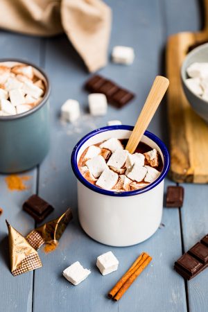 Chocolat chaud et ses petites guimauves à la cannelle