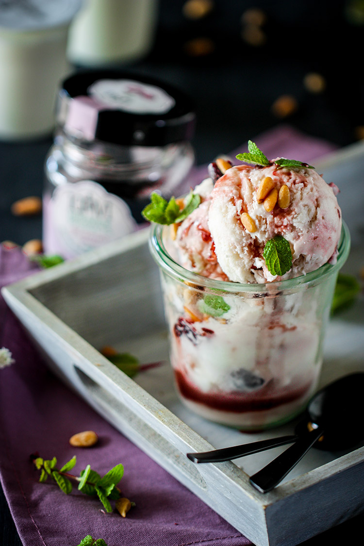 Glace au yaourt et cerises au sirop