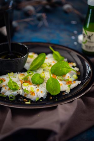 Carpaccio de bar aux œufs de truite et yuzu