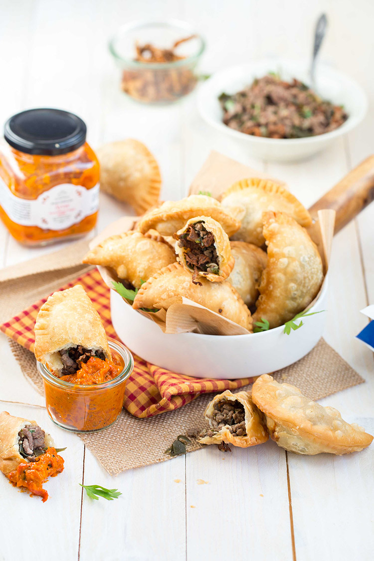 Empanadas au boeuf, girolles et algues kombu sauce Ajvar