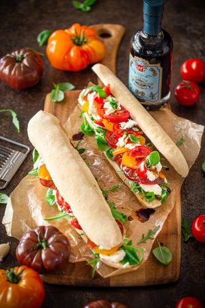 Sandwiches aux tomates colorées et vinaigre balsamique