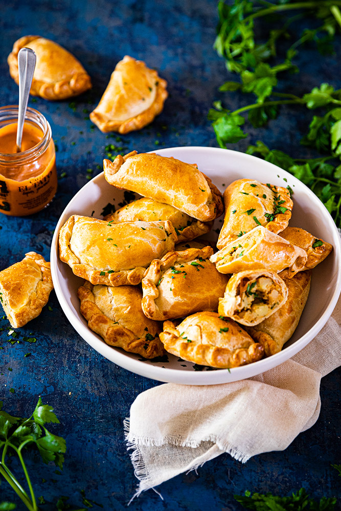 Empanadas pommes de terre sauce bravas