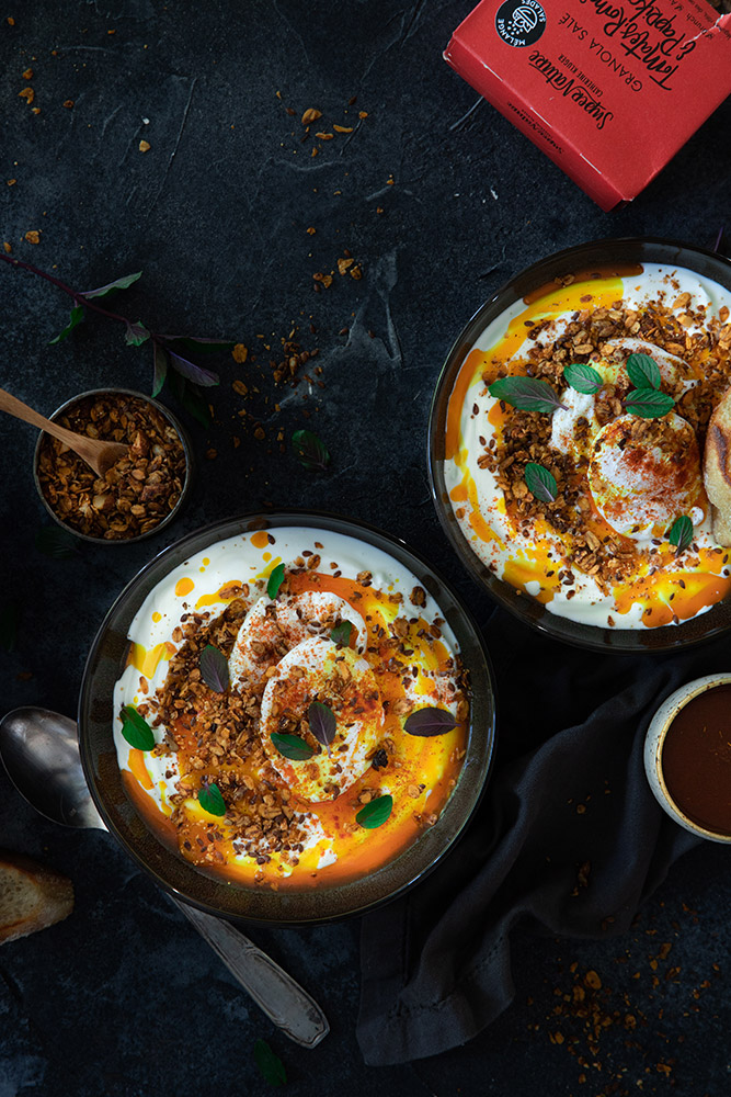 Çilbir au granola salé (œufs pochés au yaourt turc)