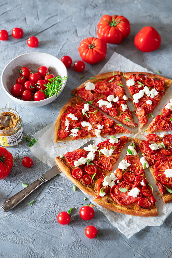 Tarte fine aux tomates, tartinable à l’olive verte et chèvre frais