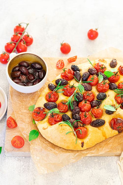 Focaccia aux tomates et olives noires