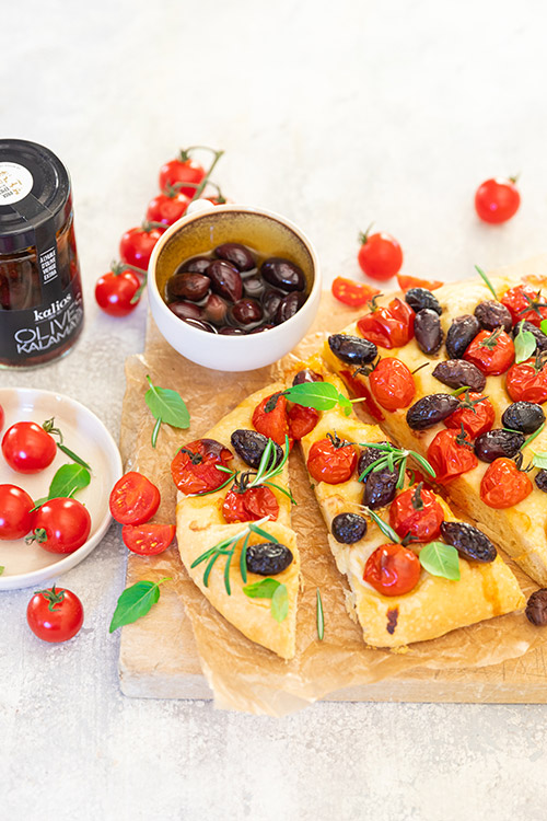 Focaccia aux tomates et olives noires