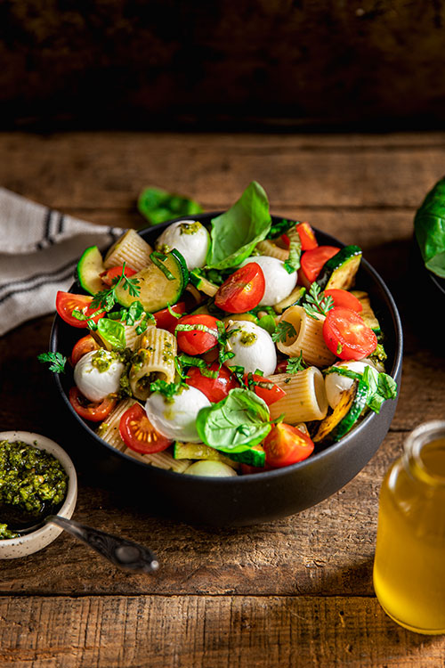 Salade de Mezze, courgettes grillées, tomates, mozzarella et pesto