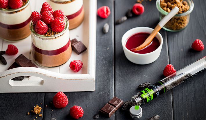 Verrine au chocolat, framboises et fève tonka